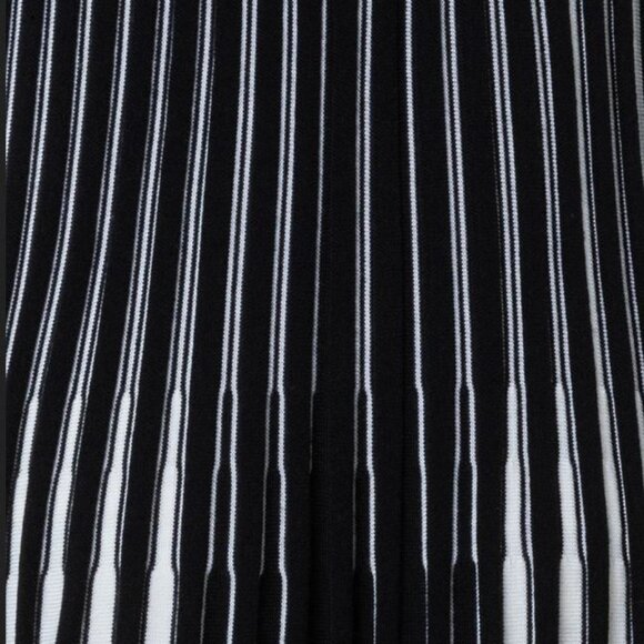 ✨Host Pick x 2✨AKRIS PUNTO:  Two-Tone Dess (black/cream) - Picture 4 of 12